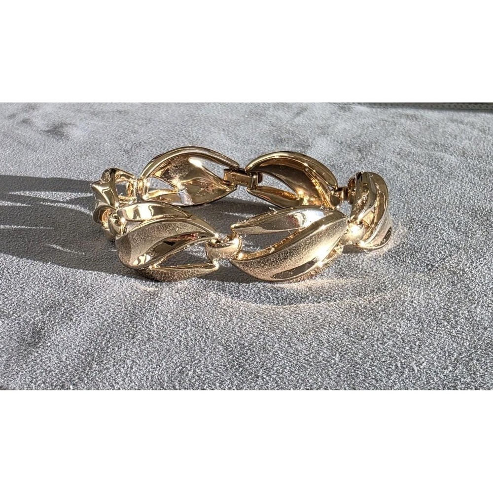 Vintage Crown Trifari Gold Tone Leaf Link Bracelet Signed 7.25" Statement